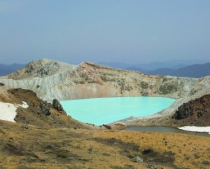 白根山　湯釜：　湖はまるで人工的に作ったような不思議な色