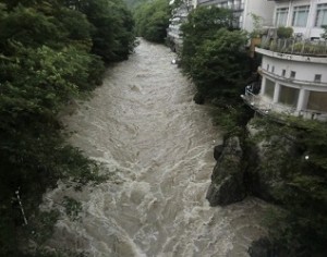 宿の下を流れる利根川。いつもの清流も、大雨で濁流に。